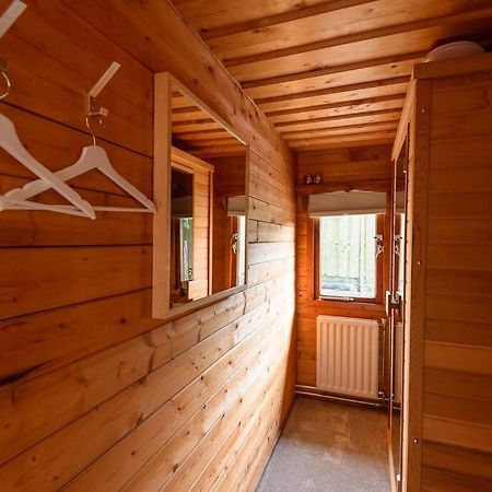 Spacious Wooden Cottage With Infra-Red Sauna At Veluwe Putten Esterno foto