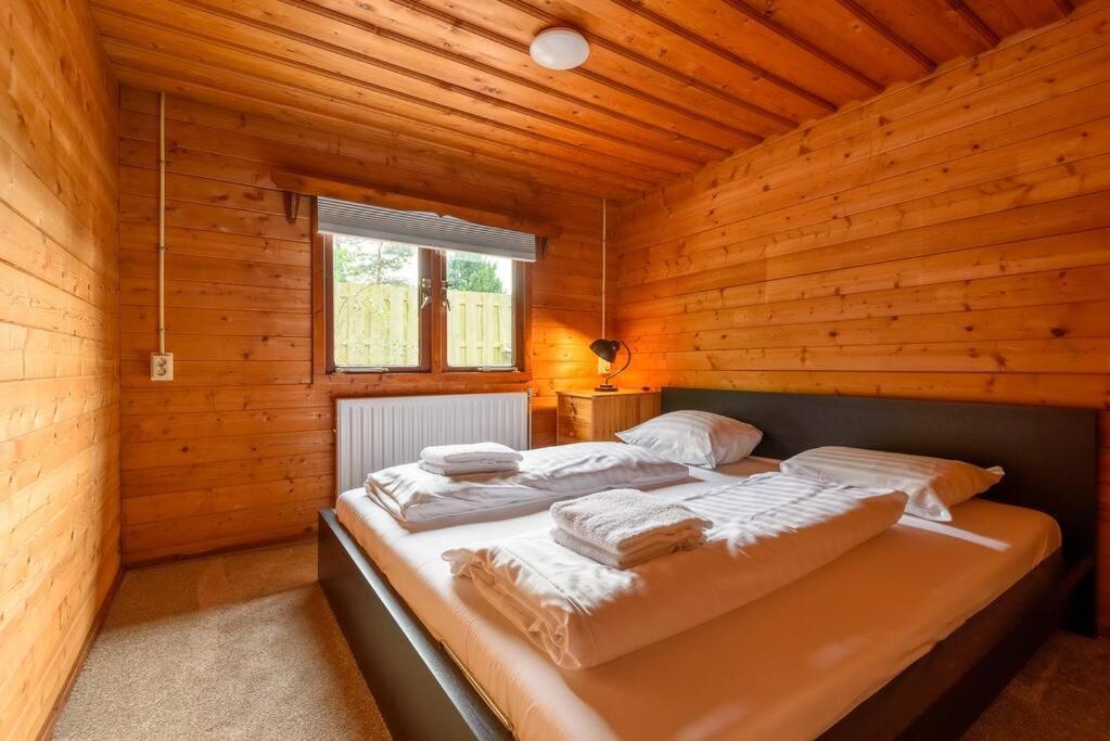 Spacious Wooden Cottage With Infra-Red Sauna At Veluwe Putten Esterno foto
