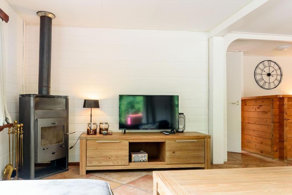 Spacious Wooden Cottage With Infra-Red Sauna At Veluwe Putten Esterno foto