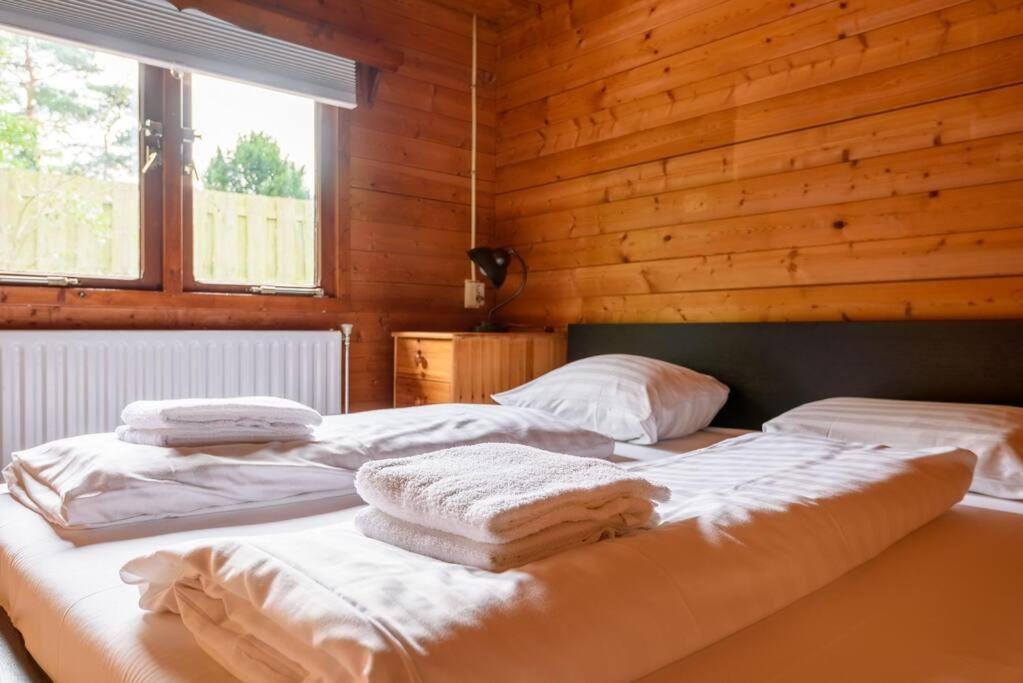 Spacious Wooden Cottage With Infra-Red Sauna At Veluwe Putten Esterno foto