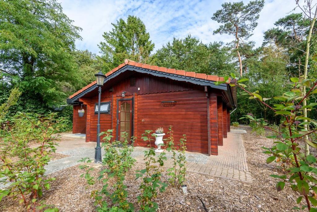 Spacious Wooden Cottage With Infra-Red Sauna At Veluwe Putten Esterno foto