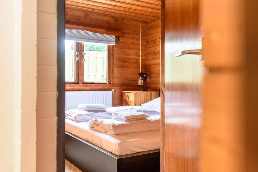 Spacious Wooden Cottage With Infra-Red Sauna At Veluwe Putten Esterno foto