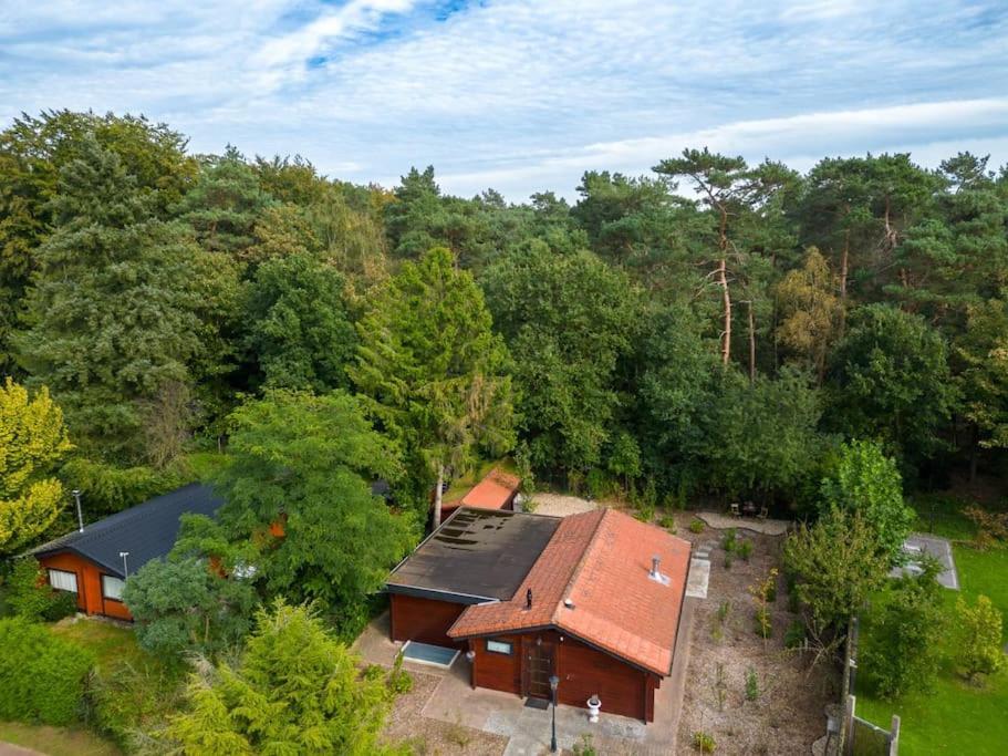 Spacious Wooden Cottage With Infra-Red Sauna At Veluwe Putten Esterno foto