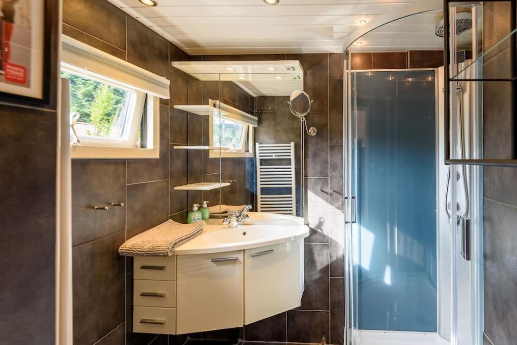 Spacious Wooden Cottage With Infra-Red Sauna At Veluwe Putten Esterno foto