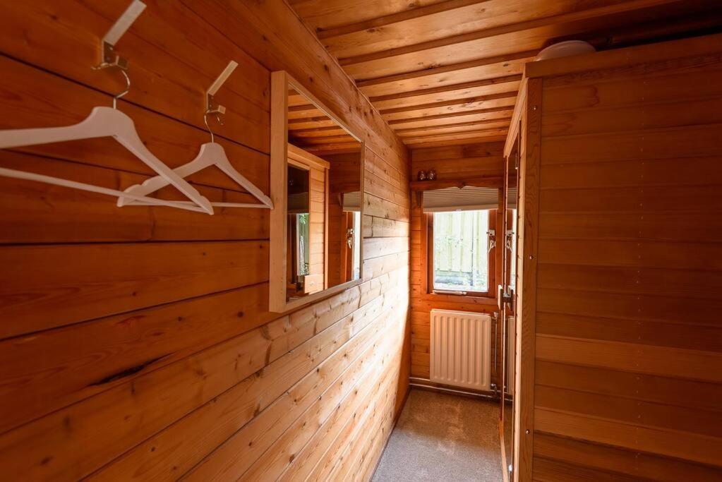Spacious Wooden Cottage With Infra-Red Sauna At Veluwe Putten Esterno foto